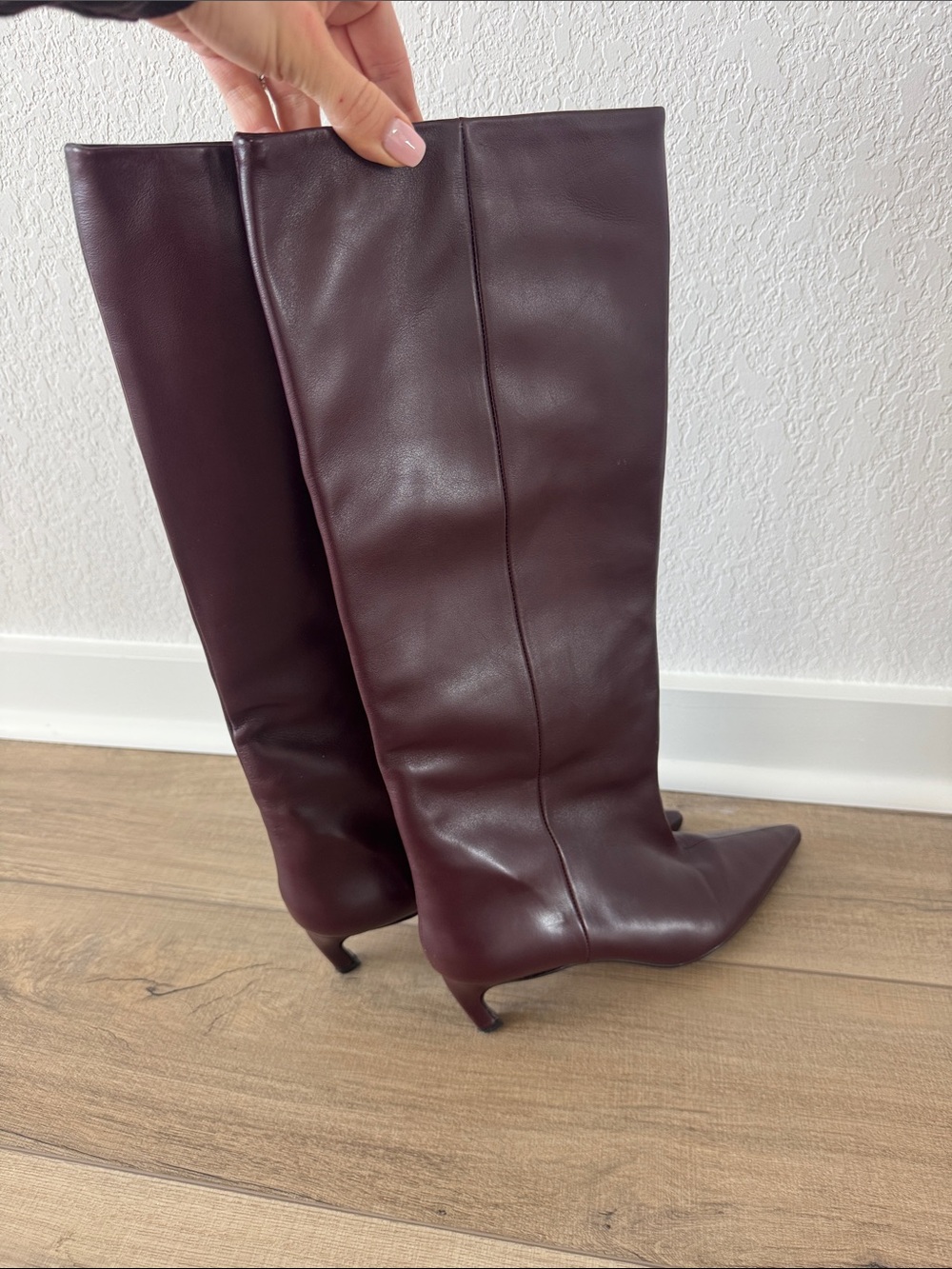 Women’s Knee-High Pointed Toe Boots in Burgundy